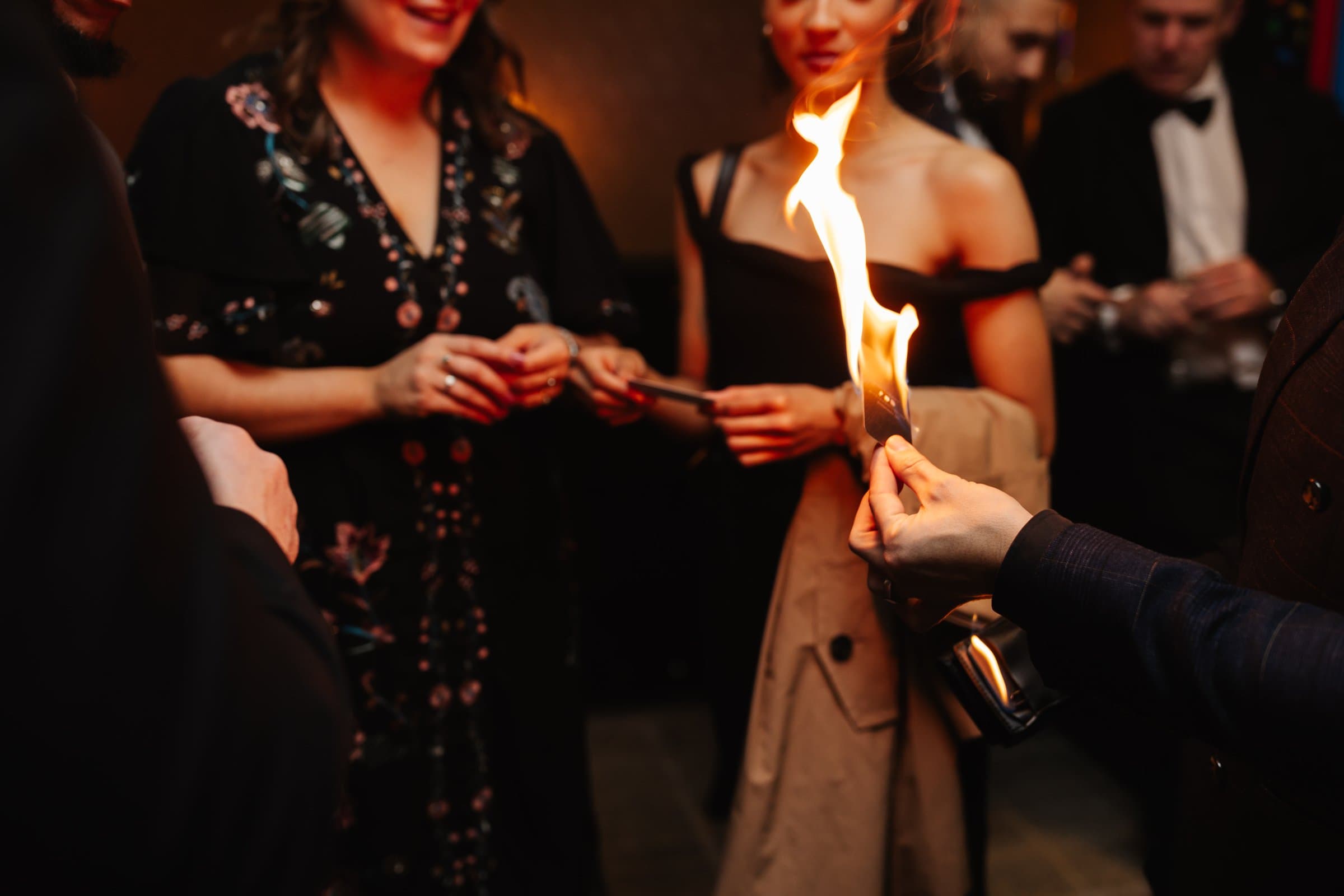 Edwin performing close-up mentalism for guests