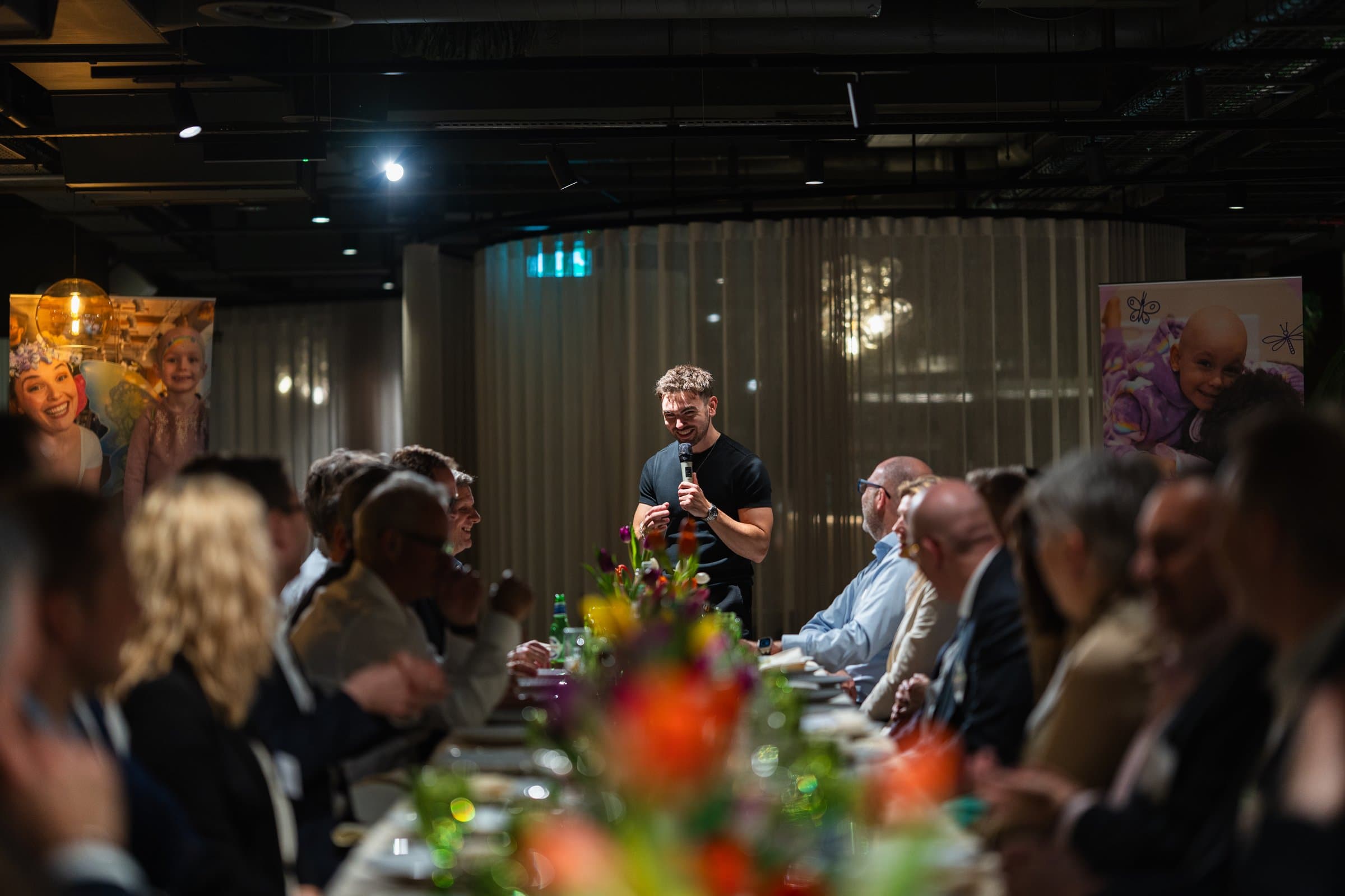 Edwin performing close-up mentalism for guests